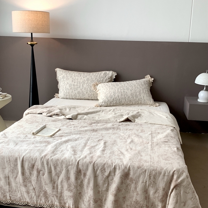 91家纺网 家纺一手货源 找家纺 凡客2025新款棉麻色织提花双层纱蚕丝棉夏被（镂空花边款） 忆江南-本色