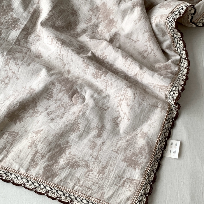 91家纺网 家纺一手货源 找家纺 凡客2025新款棉麻色织提花双层纱蚕丝棉夏被（镂空花边款） 忆江南-本色