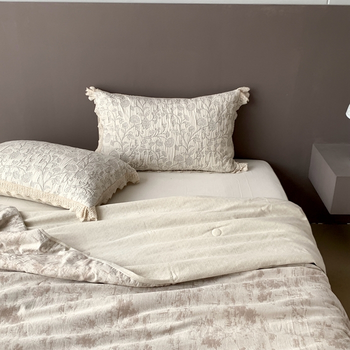 91家纺网 家纺一手货源 找家纺 凡客2025新款棉麻色织提花双层纱蚕丝棉夏被（镂空花边款） 忆江南-本色