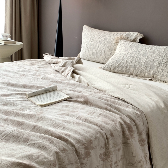 91家纺网 家纺一手货源 找家纺 凡客2025新款棉麻色织提花双层纱蚕丝棉夏被（镂空花边款） 忆江南-本色