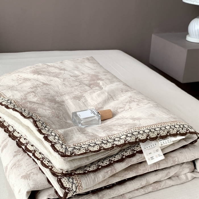 91家纺网 家纺一手货源 找家纺 凡客2025新款棉麻色织提花双层纱蚕丝棉夏被（镂空花边款） 忆江南-本色