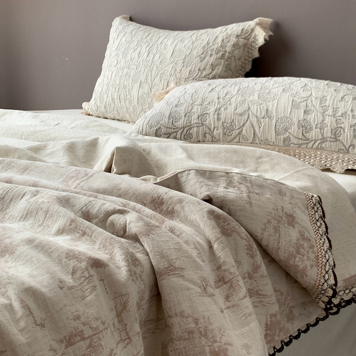 91家纺网 家纺一手货源 找家纺 凡客2025新款棉麻色织提花双层纱蚕丝棉夏被（镂空花边款） 忆江南-本色