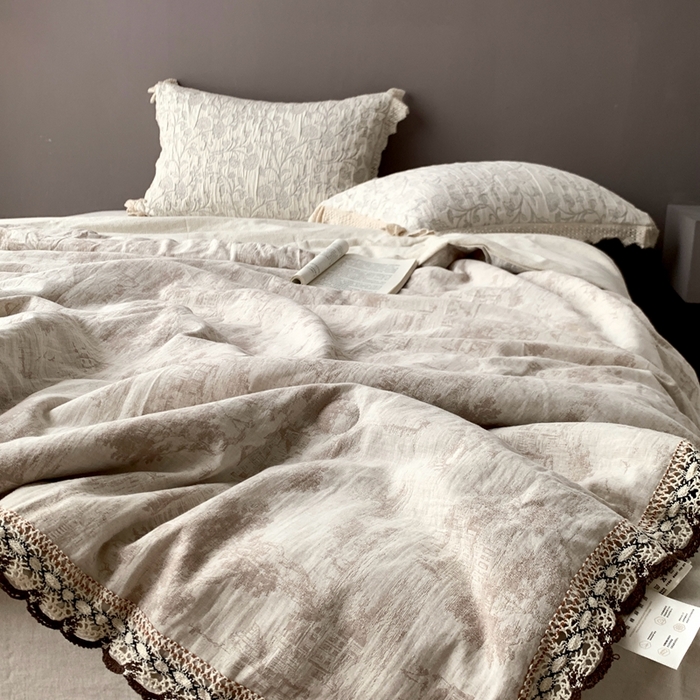 91家纺网 家纺一手货源 找家纺 凡客2025新款棉麻色织提花双层纱蚕丝棉夏被（镂空花边款） 忆江南-本色