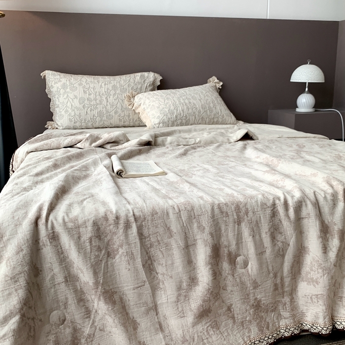 91家纺网 家纺一手货源 找家纺 凡客2025新款棉麻色织提花双层纱蚕丝棉夏被（镂空花边款） 忆江南-本色