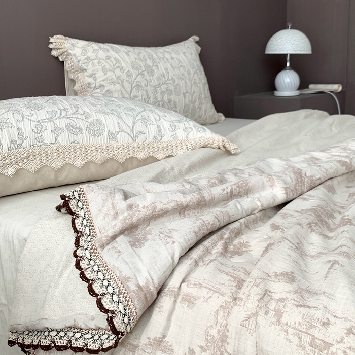 91家纺网 家纺一手货源 找家纺 凡客2025新款棉麻色织提花双层纱蚕丝棉夏被（镂空花边款） 忆江南-本色