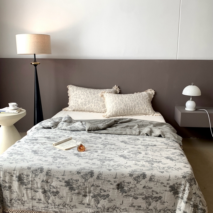 91家纺网 家纺一手货源 找家纺 凡客2025新款棉麻色织提花双层纱蚕丝棉夏被（镂空花边款） 忆江南-深色