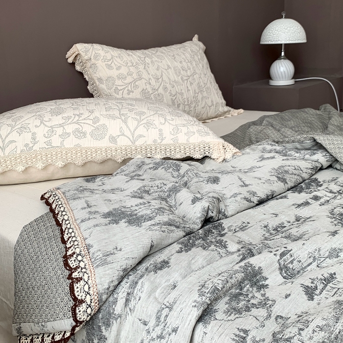 91家纺网 家纺一手货源 找家纺 凡客2025新款棉麻色织提花双层纱蚕丝棉夏被（镂空花边款） 忆江南-深色