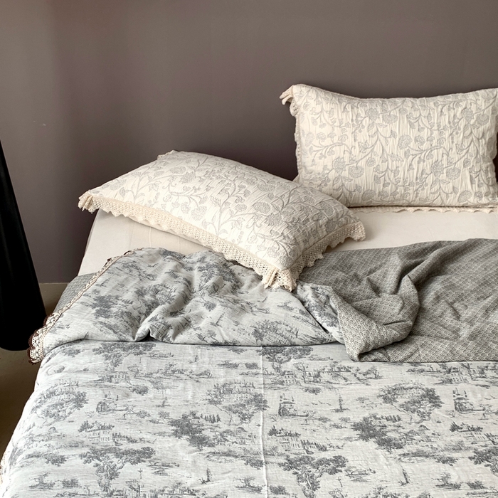 91家纺网 家纺一手货源 找家纺 凡客2025新款棉麻色织提花双层纱蚕丝棉夏被（镂空花边款） 忆江南-深色