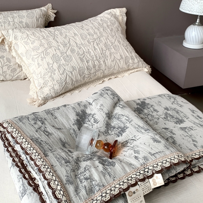 91家纺网 家纺一手货源 找家纺 凡客2025新款棉麻色织提花双层纱蚕丝棉夏被（镂空花边款） 忆江南-深色