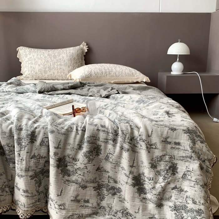 91家纺网 家纺一手货源 找家纺 凡客2025新款棉麻色织提花双层纱蚕丝棉夏被（镂空花边款） 忆江南-深色