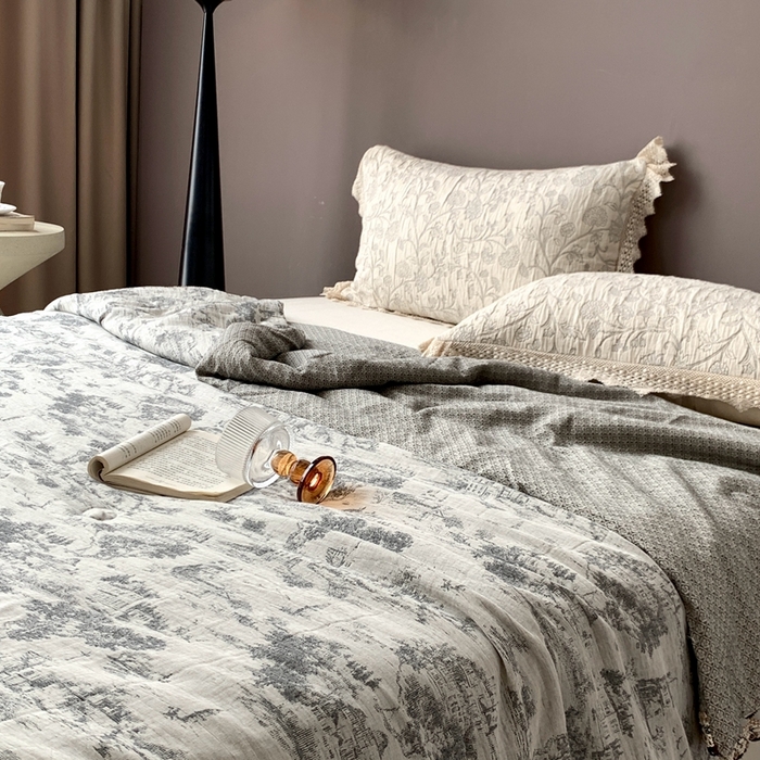 91家纺网 家纺一手货源 找家纺 凡客2025新款棉麻色织提花双层纱蚕丝棉夏被（镂空花边款） 忆江南-深色