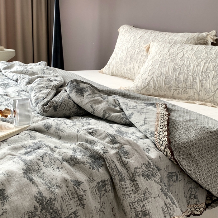 91家纺网 家纺一手货源 找家纺 凡客2025新款棉麻色织提花双层纱蚕丝棉夏被（镂空花边款） 忆江南-深色