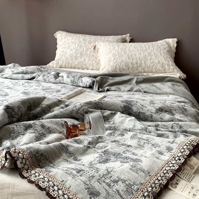 91家纺网 家纺一手货源 找家纺 凡客2025新款棉麻色织提花双层纱蚕丝棉夏被（镂空花边款） 忆江南-深色