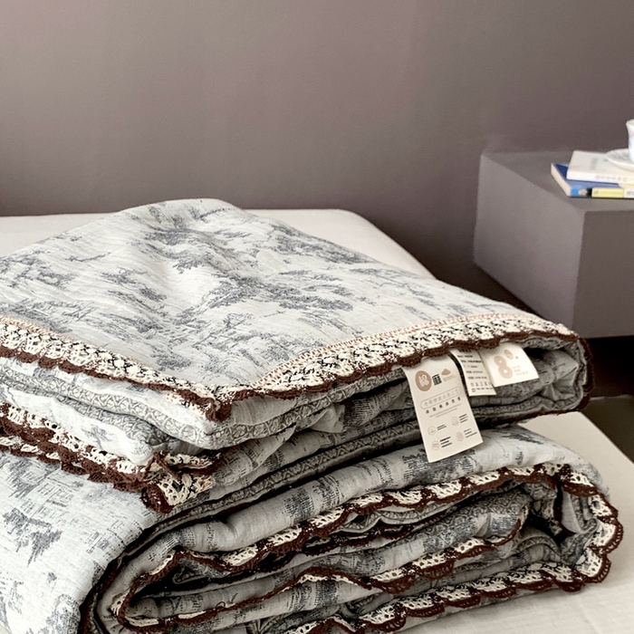 91家纺网 家纺一手货源 找家纺 凡客2025新款棉麻色织提花双层纱蚕丝棉夏被（镂空花边款） 忆江南-深色