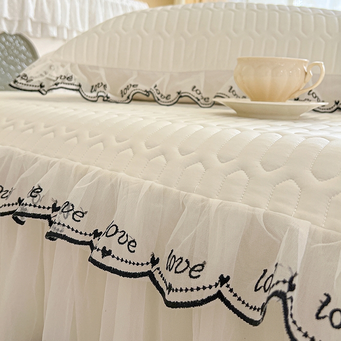 91家纺网 家纺一手货源 找家纺 2025新款凉感丝乳胶凉席床裙款夏被四件套-爱恋 白