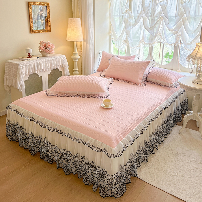 91家纺网 家纺一手货源 找家纺 2025新款凉感丝乳胶凉席床裙款夏被四件套-爱恋 粉