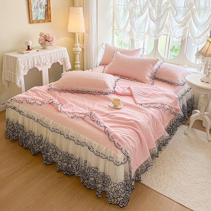 91家纺网 家纺一手货源 找家纺 2025新款凉感丝乳胶凉席床裙款夏被四件套-爱恋 粉