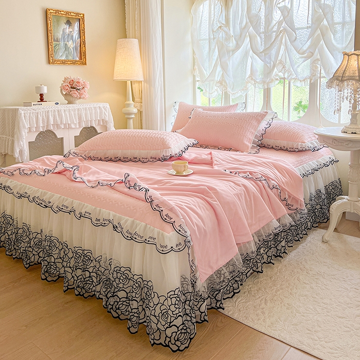 91家纺网 家纺一手货源 找家纺 2025新款凉感丝乳胶凉席床裙款夏被四件套-爱恋 粉