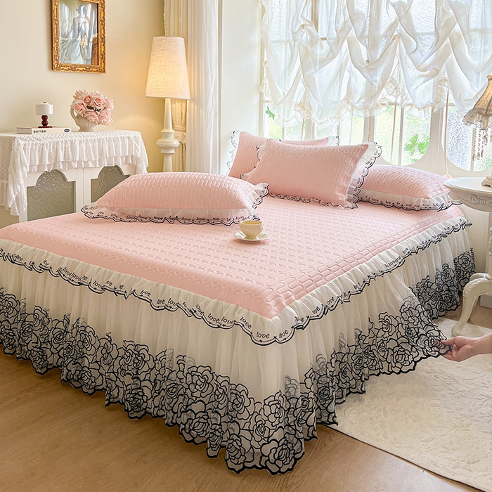 91家纺网 家纺一手货源 找家纺 2025新款凉感丝乳胶凉席床裙款夏被四件套-爱恋 粉