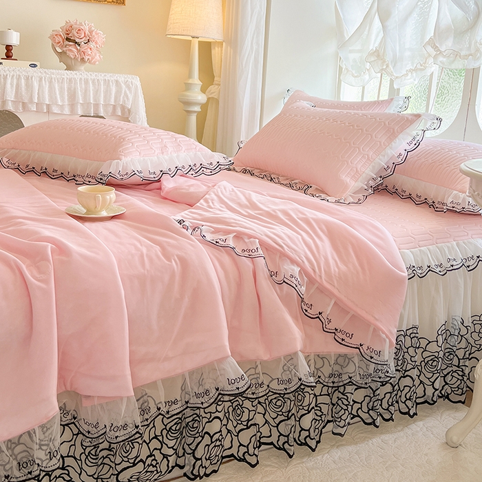 91家纺网 家纺一手货源 找家纺 2025新款凉感丝乳胶凉席床裙款夏被四件套-爱恋 粉