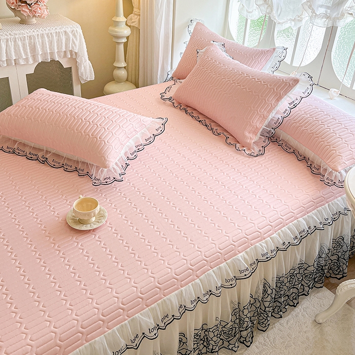 91家纺网 家纺一手货源 找家纺 2025新款凉感丝乳胶凉席床裙款夏被四件套-爱恋 粉