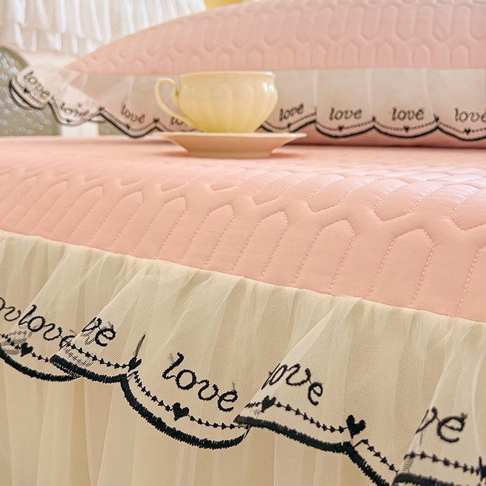 91家纺网 家纺一手货源 找家纺 2025新款凉感丝乳胶凉席床裙款夏被四件套-爱恋 粉