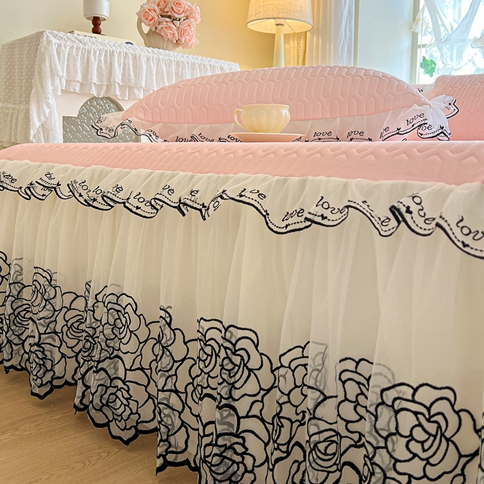 91家纺网 家纺一手货源 找家纺 2025新款凉感丝乳胶凉席床裙款夏被四件套-爱恋 粉