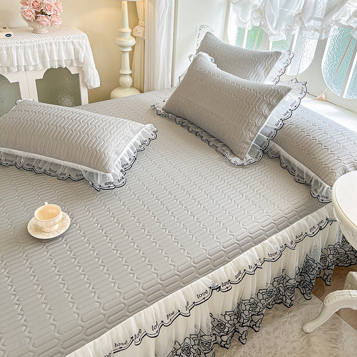 91家纺网 家纺一手货源 找家纺 2025新款凉感丝乳胶凉席床裙款夏被四件套-爱恋 灰