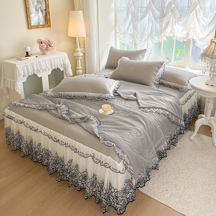 91家纺网 家纺一手货源 找家纺 2025新款凉感丝乳胶凉席床裙款夏被四件套-爱恋 灰