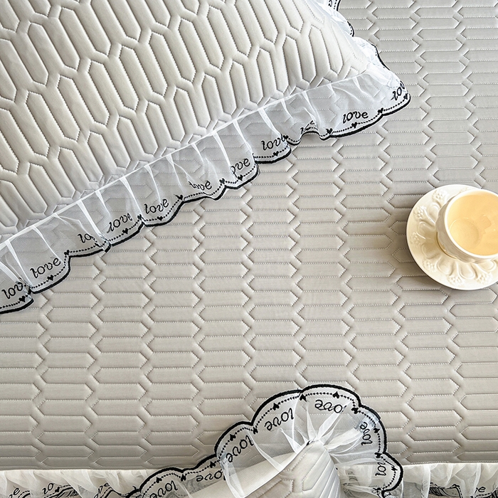 91家纺网 家纺一手货源 找家纺 2025新款凉感丝乳胶凉席床裙款夏被四件套-爱恋 灰