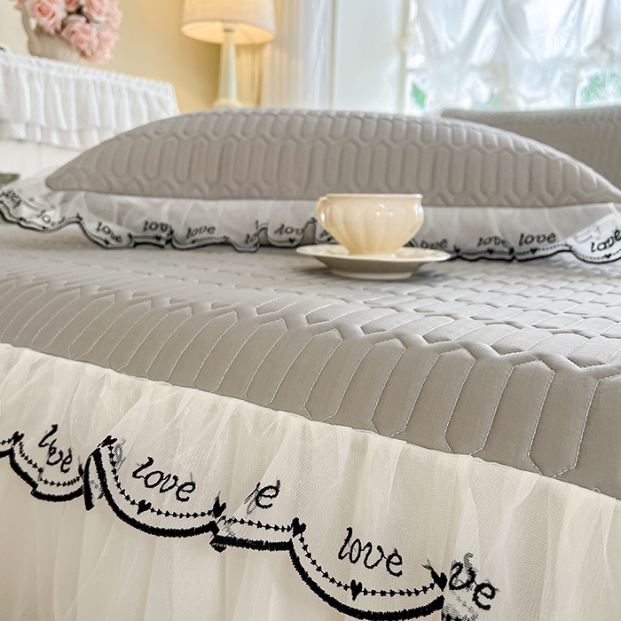 91家纺网 家纺一手货源 找家纺 2025新款凉感丝乳胶凉席床裙款夏被四件套-爱恋 灰