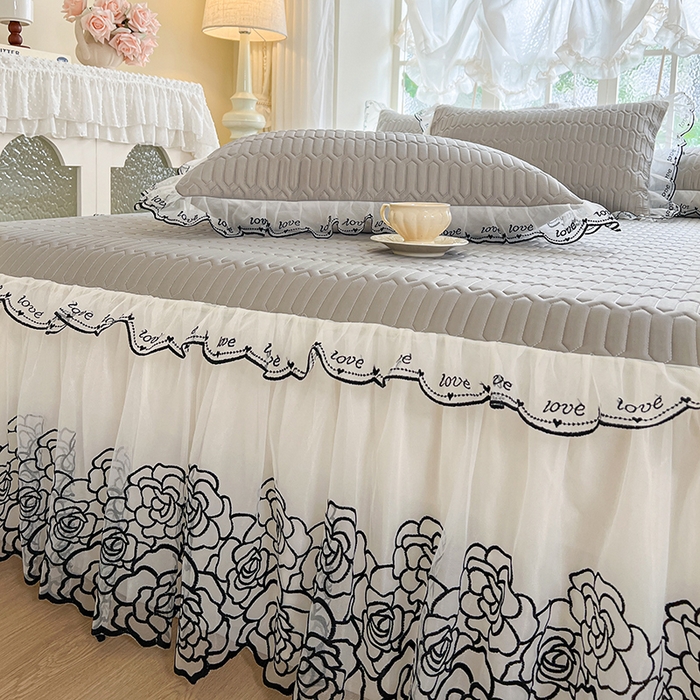 91家纺网 家纺一手货源 找家纺 2025新款凉感丝乳胶凉席床裙款夏被四件套-爱恋 灰