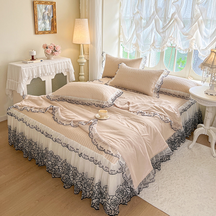 91家纺网 家纺一手货源 找家纺 2025新款凉感丝乳胶凉席床裙款夏被四件套-爱恋 驼