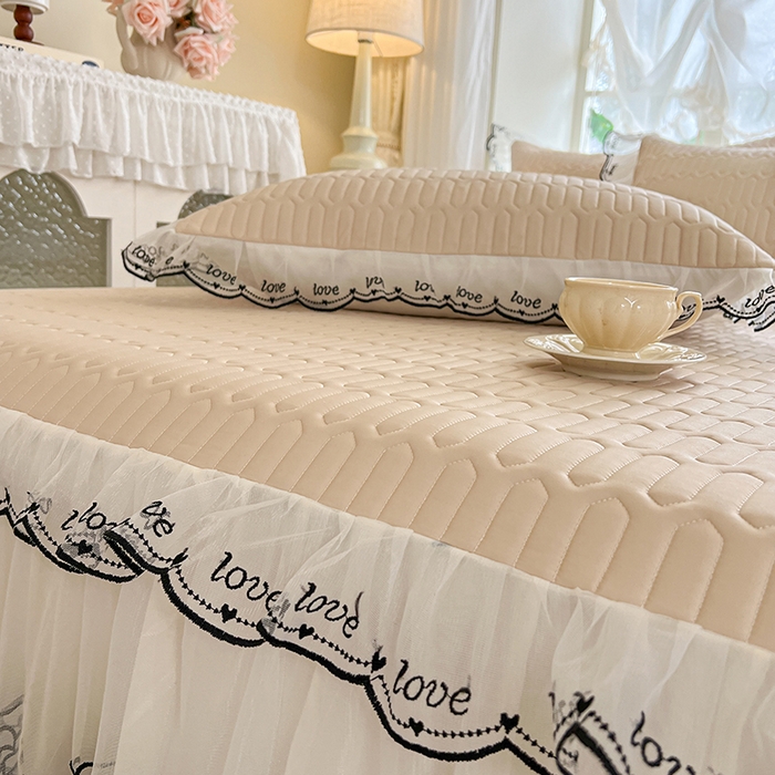 91家纺网 家纺一手货源 找家纺 2025新款凉感丝乳胶凉席床裙款夏被四件套-爱恋 驼