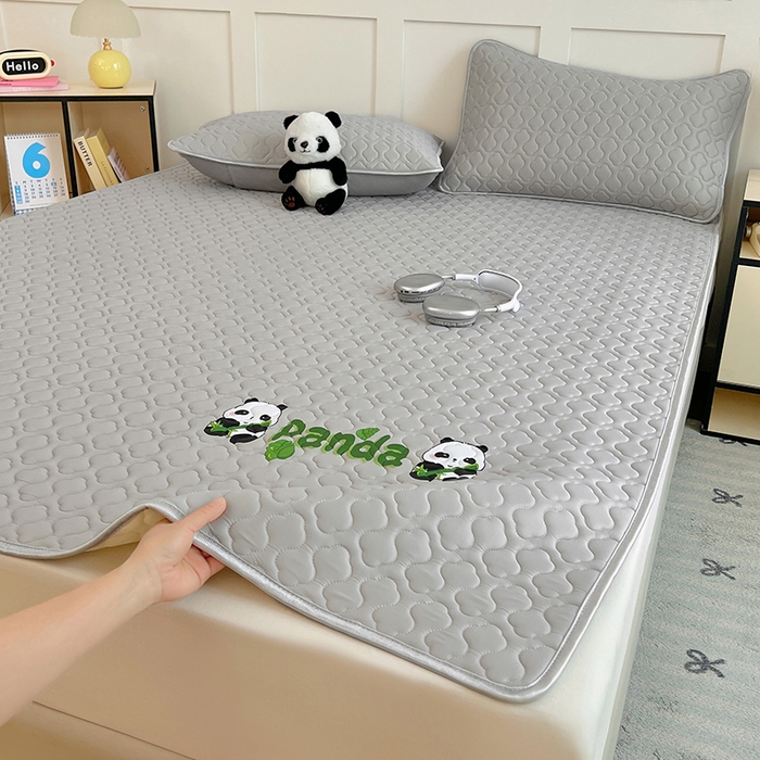 91家纺网 家纺一手货源 找家纺 缦纱 2025新款凉感丝加厚凉席夏季冰丝凉席 浅灰