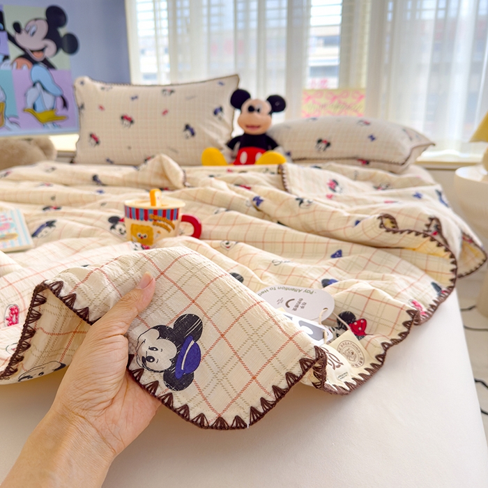 91家纺网 家纺一手货源 找家纺 星巴k家纺 2025新款贝壳绣三角针花边工艺款贝壳边夏被夏凉被空调被四件套【可提供买家秀】 格子米奇