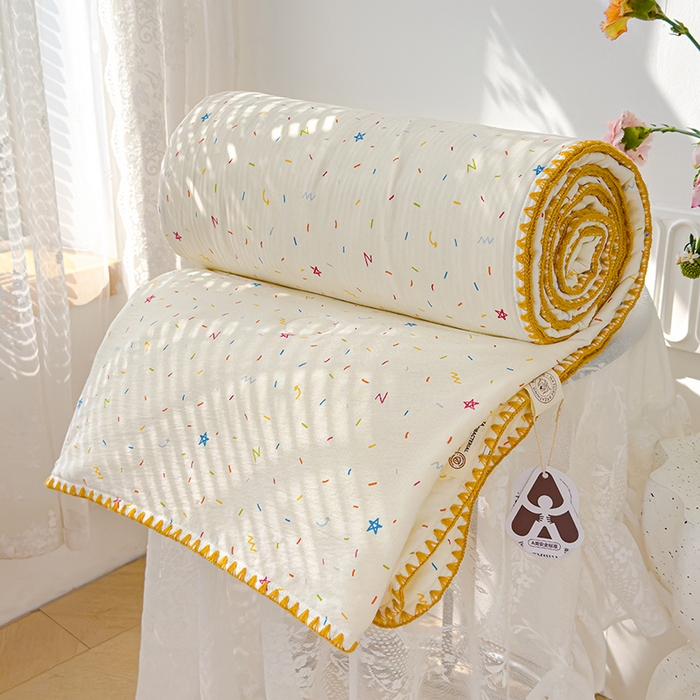 91家纺网 家纺一手货源 找家纺 星巴k家纺 2025新款贝壳绣三角针花边工艺款贝壳边夏被夏凉被空调被四件套【可提供买家秀】 蜡笔画