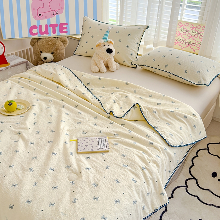 91家纺网 家纺一手货源 找家纺 星巴k家纺 2025新款贝壳绣三角针花边工艺款贝壳边夏被夏凉被空调被四件套【可提供买家秀】 蓝色蝴蝶结