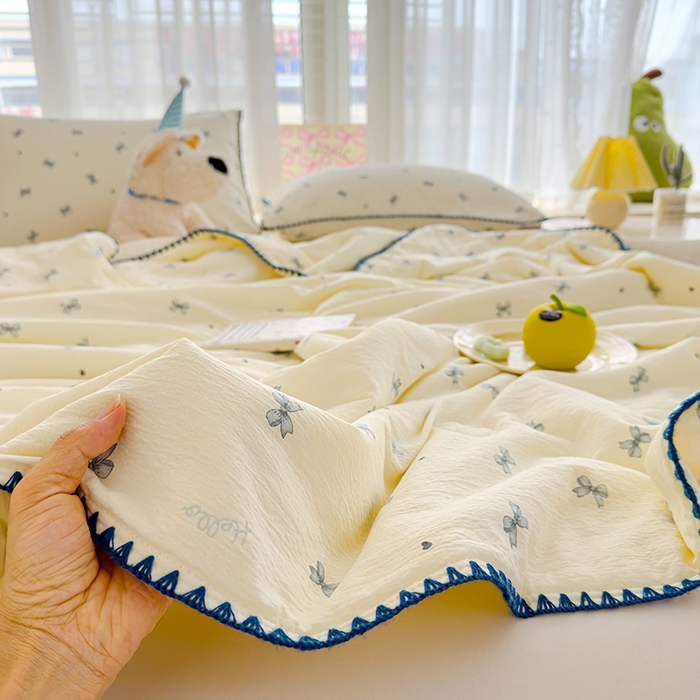 91家纺网 家纺一手货源 找家纺 星巴k家纺 2025新款贝壳绣三角针花边工艺款贝壳边夏被夏凉被空调被四件套【可提供买家秀】 蓝色蝴蝶结