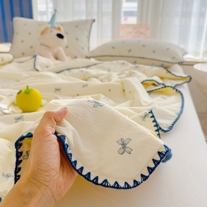 91家纺网 家纺一手货源 找家纺 星巴k家纺 2025新款贝壳绣三角针花边工艺款贝壳边夏被夏凉被空调被四件套【可提供买家秀】 蓝色蝴蝶结