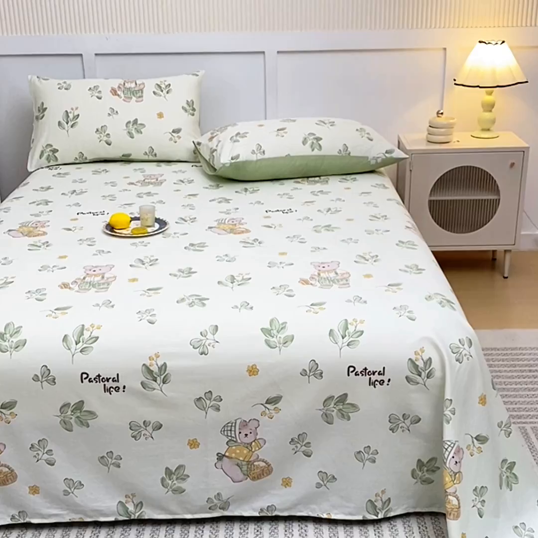 91家纺网 家纺一手货源 找家纺 宇彬家纺 2025直播新款13070全棉纯棉印花双人单床单枕套三件套喷气小清新简约学生被单 米粒熊