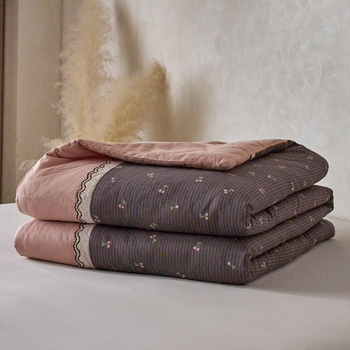 91家纺网 家纺一手货源 找家纺 安莱生活 2025新款全棉纯棉双层纱复古花边款夏被夏凉被空调被四件套 初语