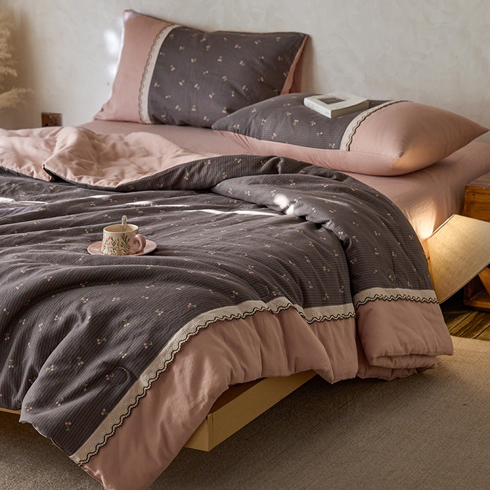 91家纺网 家纺一手货源 找家纺 安莱生活 2025新款全棉纯棉双层纱复古花边款夏被夏凉被空调被四件套 初语