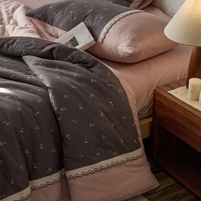 91家纺网 家纺一手货源 找家纺 安莱生活 2025新款全棉纯棉双层纱复古花边款夏被夏凉被空调被四件套 初语