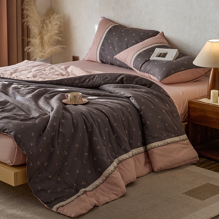 91家纺网 家纺一手货源 找家纺 安莱生活 2025新款全棉纯棉双层纱复古花边款夏被夏凉被空调被四件套 初语