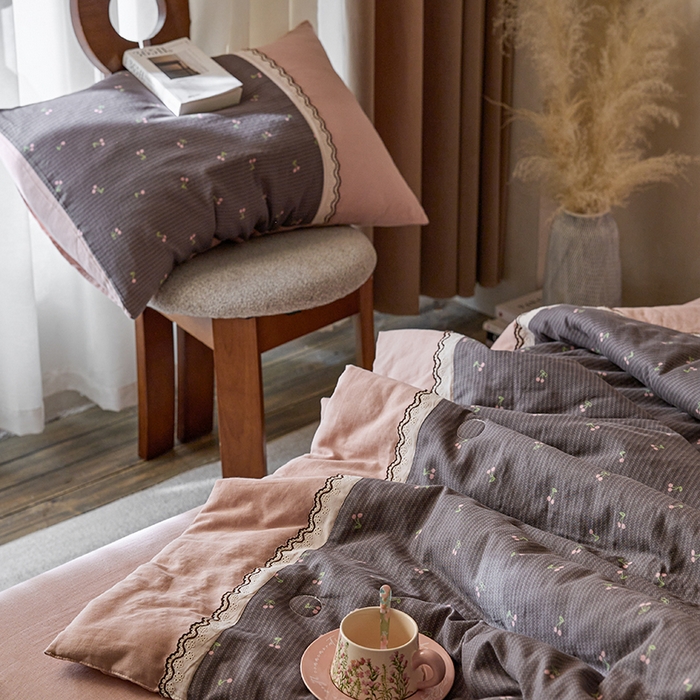 91家纺网 家纺一手货源 找家纺 安莱生活 2025新款全棉纯棉双层纱复古花边款夏被夏凉被空调被四件套 初语