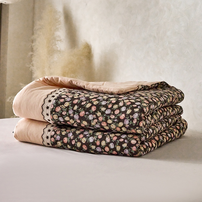 91家纺网 家纺一手货源 找家纺 安莱生活 2025新款全棉纯棉双层纱复古花边款夏被夏凉被空调被四件套 慕锦