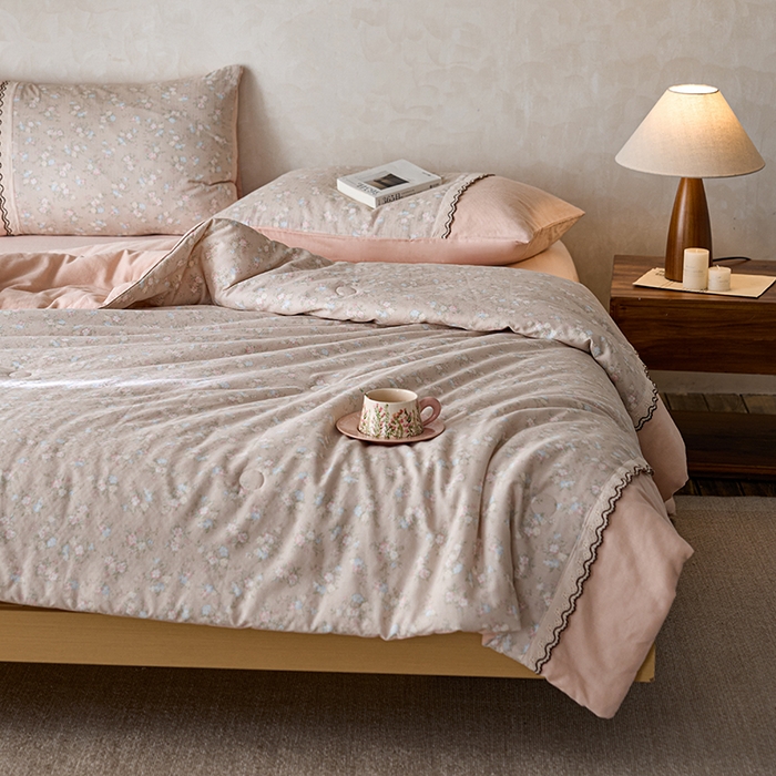 91家纺网 家纺一手货源 找家纺 安莱生活 2025新款全棉纯棉双层纱复古花边款夏被夏凉被空调被四件套 暖阳