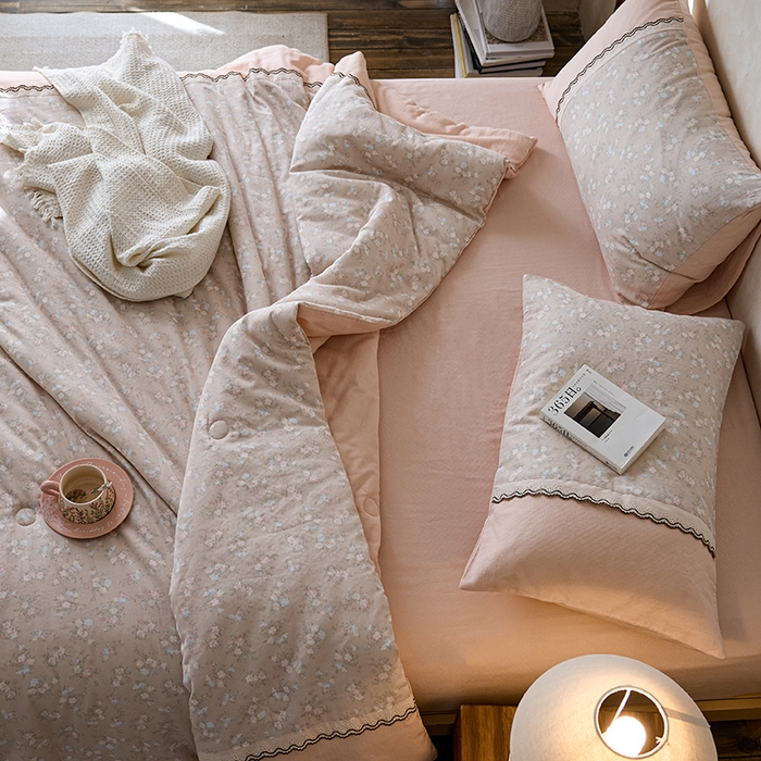 91家纺网 家纺一手货源 找家纺 安莱生活 2025新款全棉纯棉双层纱复古花边款夏被夏凉被空调被四件套 暖阳