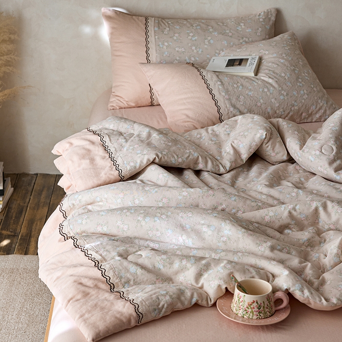 91家纺网 家纺一手货源 找家纺 安莱生活 2025新款全棉纯棉双层纱复古花边款夏被夏凉被空调被四件套 暖阳